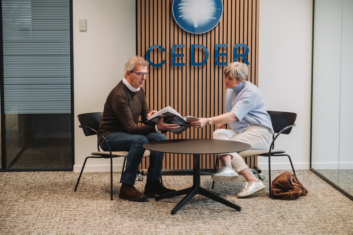 Foto van een kopen dat bij Ceder informeert over investeringsadvies